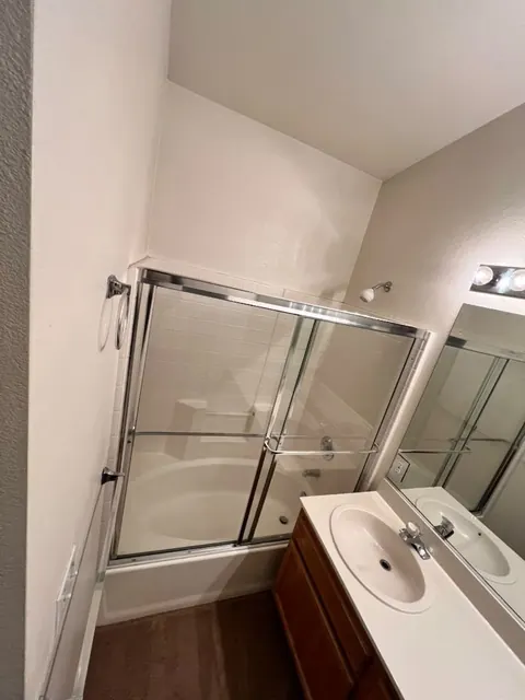 Bathroom cleaning in an empty home