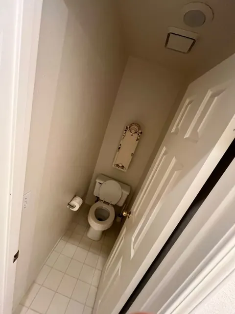 Half bath cleaning in an empty home
