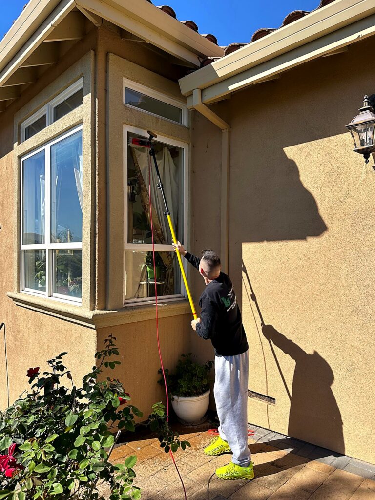 Pure-water pole cleaning upper windows